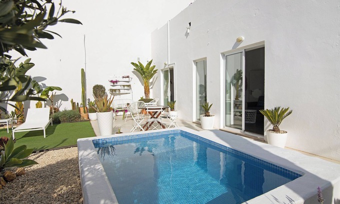 Patroves Casa | Villa Rafa con piscina privada, jardín, Wi-Fi y aire acondicionado