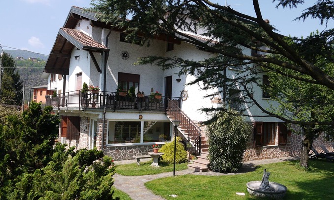 Porto Ceresio Villa | Villa Raggio di Sole es una villa en Porto Ceresio, el Lago de Lugano Italia