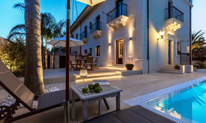 Avola Villa | Villa Raphael, propiedad de lujo con piscina y vista al mar