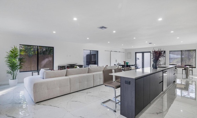 Poinsettia Heights Villa | Villa RendezVous- Stunning 4BDR with Pool, by VIAC