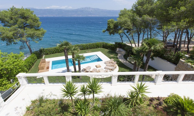 Slatine Villa | Villa Richi, villa de lujo única con entrada privada a la playa y piscina cubierta.