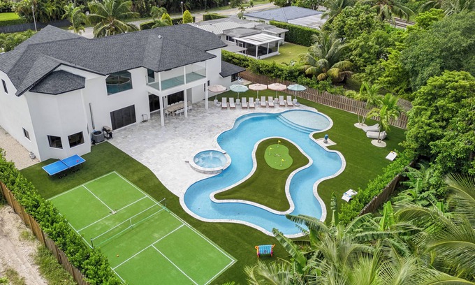 Miami Shores Casa | Villa Rio Grande 8BR Lazy River Pool + Pickleball