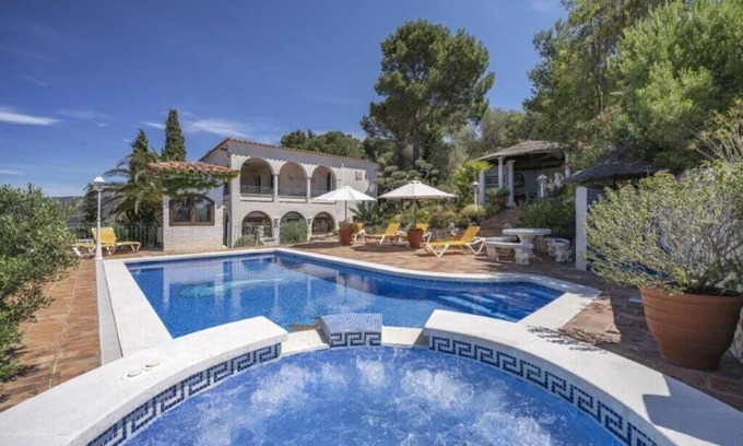 Roses Town Center Villa | Propiedad con encanto, spa y piscina climatizada, vistas al mar, parque cerrado