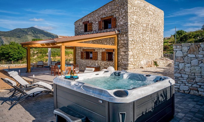 Castellammare del Golfo Villa | Villa Muros de Piedra con vistas al mar, terraza, jardín, bañera de hidromasaje y Wi-Fi