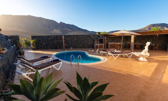 Tuineje Villa | VILLA SARA … Espectacular y relajante villa con piscina barbacoa y gimnasio