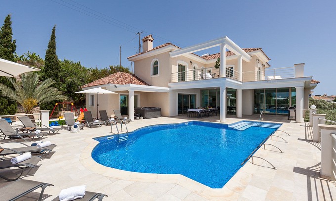 Kissonerga Villa | Villa de lujo de 7 dormitorios y 6. 5 baños con increíbles vistas al mar, piscina privada, bañera de hidromasaje