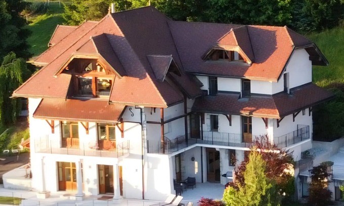Veyrier-du-Lac Casa | Villa Savoie -The elegance of a private pool villa - Jacuzzi and lake view