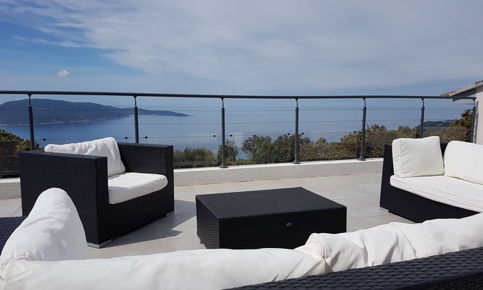 Olmeto Villa | Villa panorámica con vistas al mar y piscina privada climatizada, 12 personas.