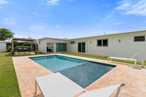 Maleza Baja Casa | Villa Serena Luxury Home with Private Pool- close to BQN