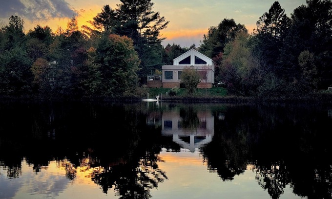 Eastman Chalet De Esquí | Villa Serrana : Our lakeside chalet, where tranquility meets breathtaking views