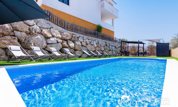 Olivella Villa | Villa Serranita - Elegante casa de vacaciones con vistas y aire acondicionado