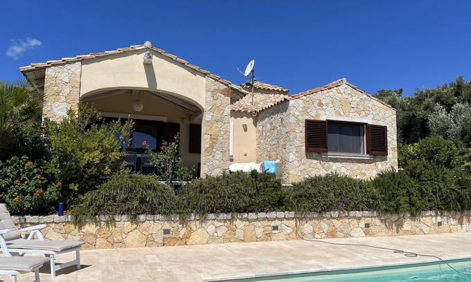 Castiadas Villa | Magnífica villa de reciente construcción con piscina privada, cerca del mar.