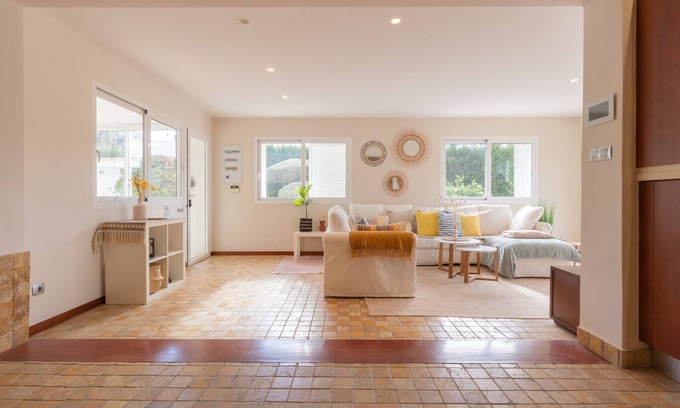 Valverde Alto Chalet De Esquí | Villa soleada en Alicante, piscina y parking privado