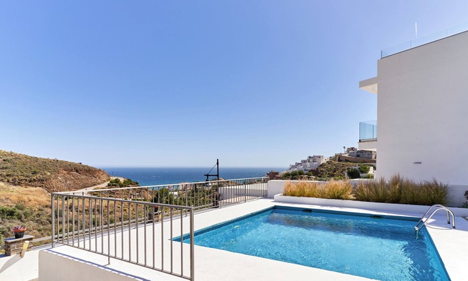 Torrox Costa Villa | Espectacular villa Casa Negra con vistas al mar, piscina, jardín y Wi-Fi