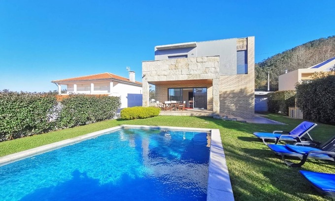 Carreco Casa | Villa surrounded by sea and mountains, with swimming pool and fireplace, 10 minutes' walk from the beach.