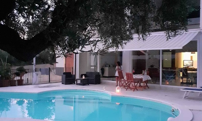 Torino di Sangro Villa | Villa rodeada de vegetación a pocos pasos del mar.