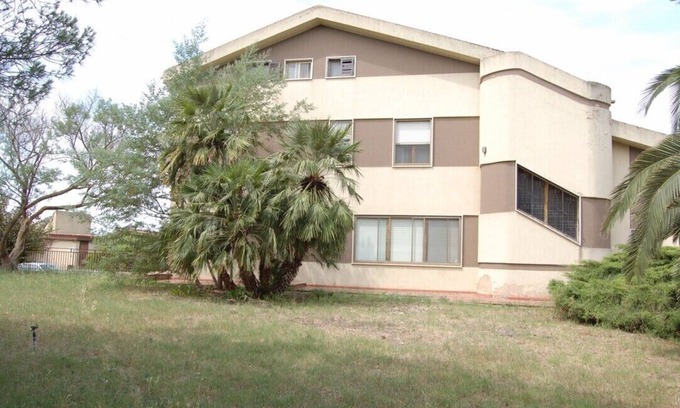 Sassari Villa | Villa rodeada de vegetación con piscina y pista de tenis.