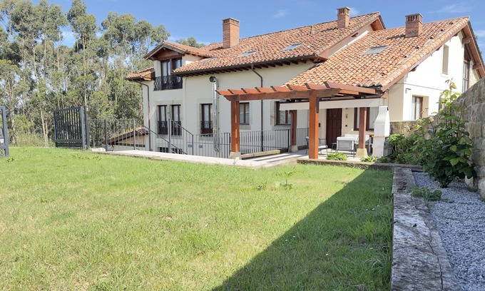 Lamadrid Chalet De Esquí | Chalet rodeado de naturaleza cerca de las playas
