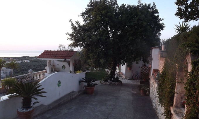 Chiesiola Villa | Villa a mil quinientos metros del mar situada en una colina panorámica.