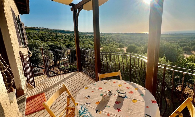 Sorso Apartamento | Villa 'Trilocale Sea View' with Sea View, Shared Terrace and Private Garden