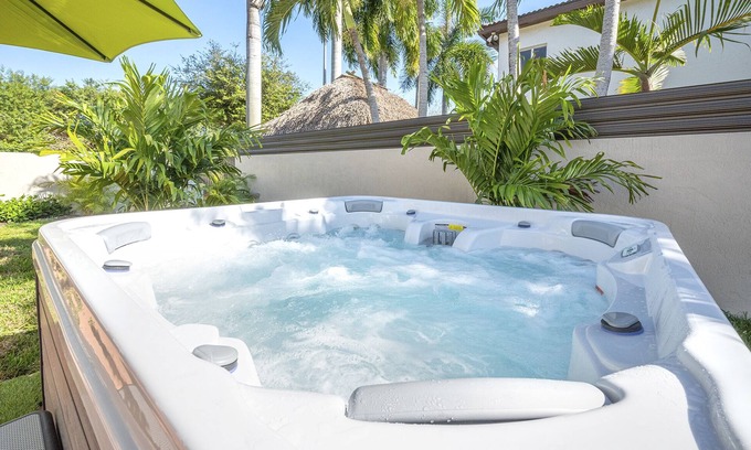 Miami Lakes Casa | Villa tropical Miami, stay in this 4-bed ,3 baths WiFi /fitness room and hot tub