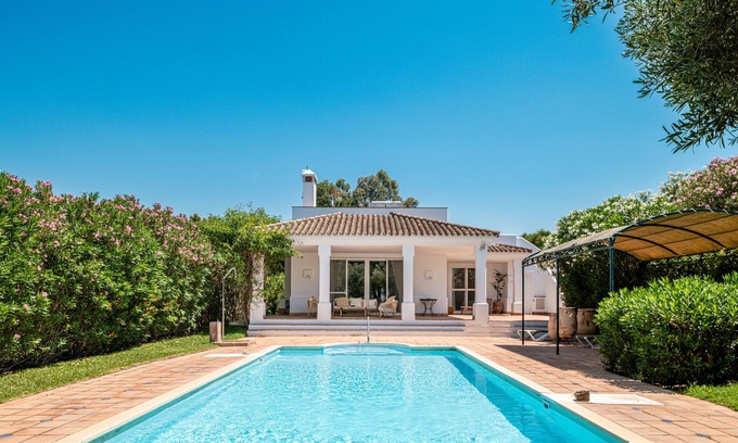 Benalup-Casas Vieja Casa | "Villa Vainilla on the golf course" con piscina, Wi-Fi y jardín