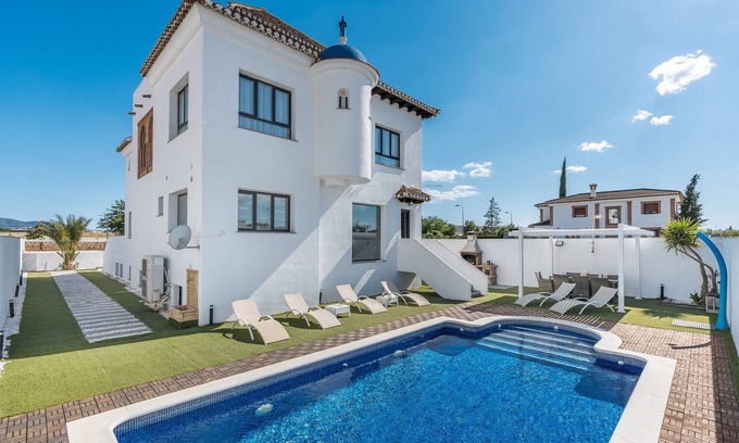 Las Gabias Villa | Villa "Valeria" con vistas a la montaña, piscina privada y Wi-Fi