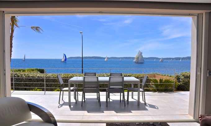 Sainte-Maxime City Centre Villa | Villa CENTRAL y por el MAR; VISTA de Saint-Tropez; Piscina climatizada!