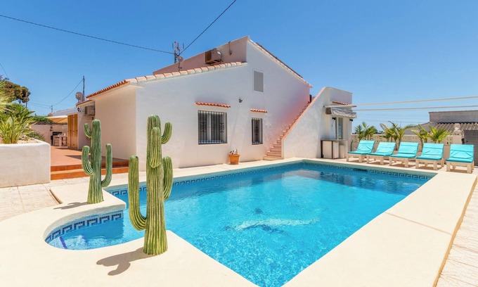 Urbanitzacio la Fustera Villa | Villa "Villa Carolima - Piscina climatizada" con vistas al mar, Wi-Fi, aire acondicionado y jardín