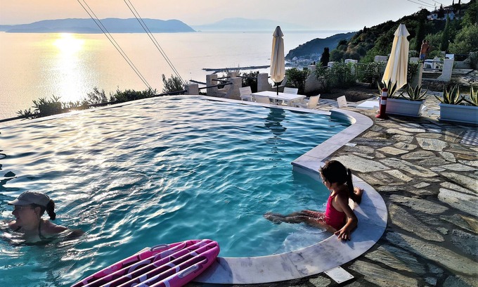 Xanthi Region Villa | VIOLA + jazmín. Vista privilegiada sobre el mar Egeo. Acceso al mar desde el parque privado.