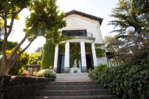Viagrande Casa | VILLA VISCALORI A garden with pool and see view near Etna