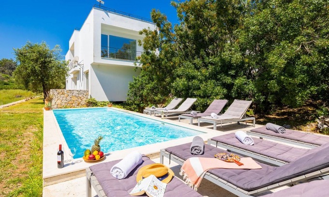 Petaleia Villa | Villa Voukithro - Cuatro Habitaciones Villa, Capacidad 8
