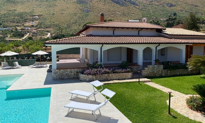 Castellammare del Golfo Villa | Villa Cycas Costamante
