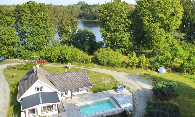Vissefjaerda Casa | Villa Waldsee - Holiday home by the lake in Småland with pool, hot tub & sauna