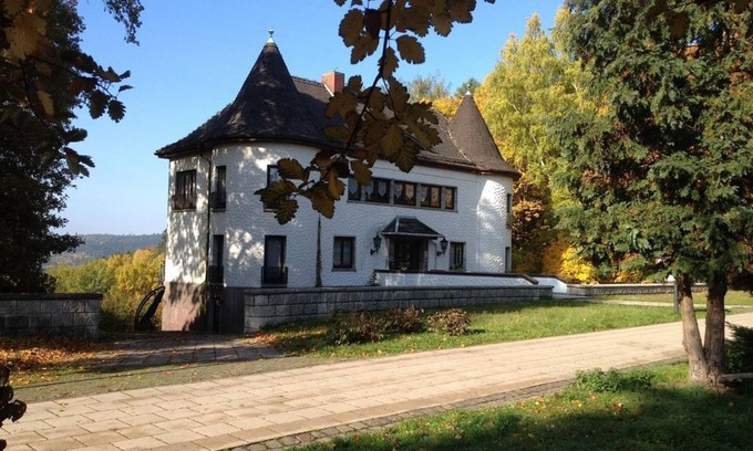 Friedrichroda Apartamento | Villa Warzenburg, apartamento 1 con vistas panorámicas a la montaña del Rennsteig, incl. Fi