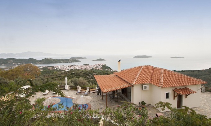 Skiathos Town Villa | Villa con piscina privada y vistas al mar