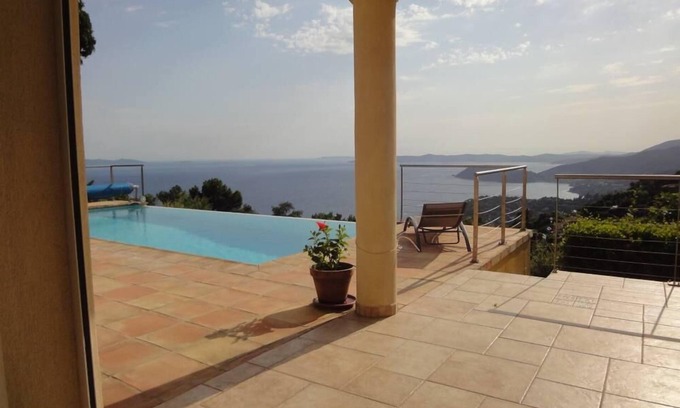 Le Rayol Villa | Villa con piscina privada, vista mágica, calma absoluta.