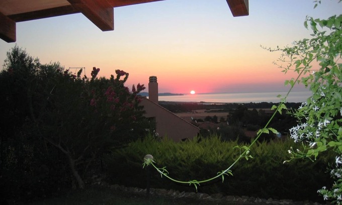 Costa Rei Villa | jardín de la casa con vistas al mar