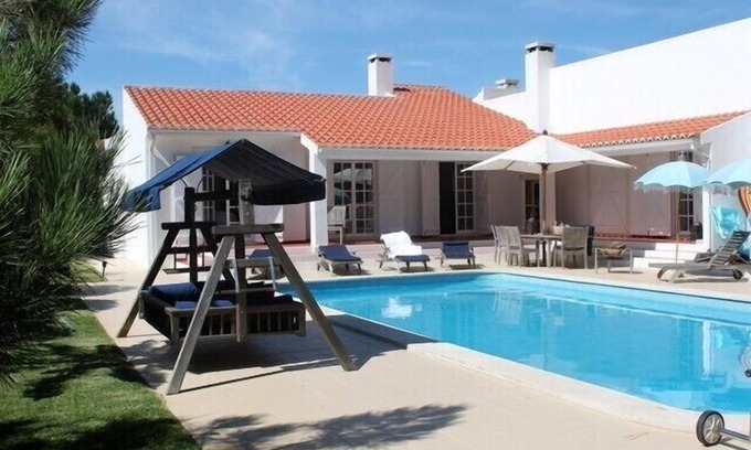 Praia del Rei Villa | Libros, sol, cama columpio, piscina privada climatizada y amplio jardín para que disfrutes