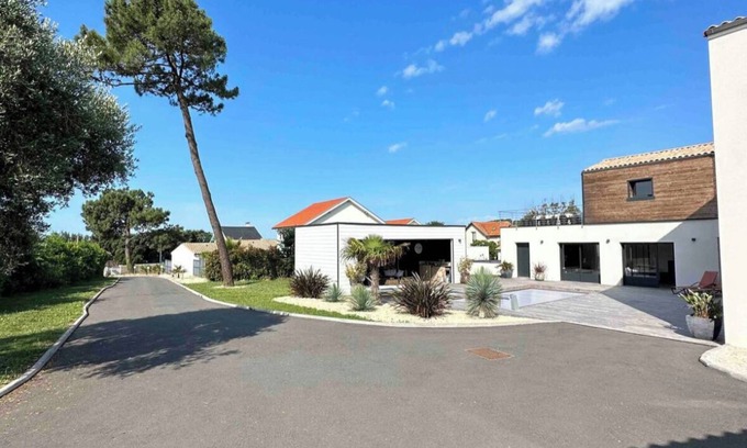 Saint-Palais-sur-Mer Villa | Villa with sea view at the foot of the Golf course