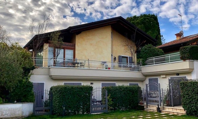 Lonato del Garda Villa | Villa con jardín y piscina para unas vacaciones relajantes en el lago de Garda