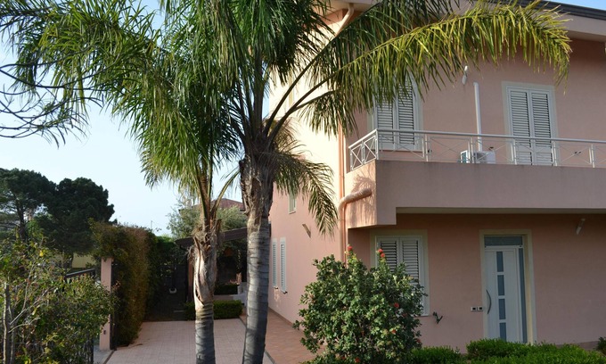 Patti Villa | Villa con jardín de 200 metros cuadrados frente al mar, vista de las islas Eolias