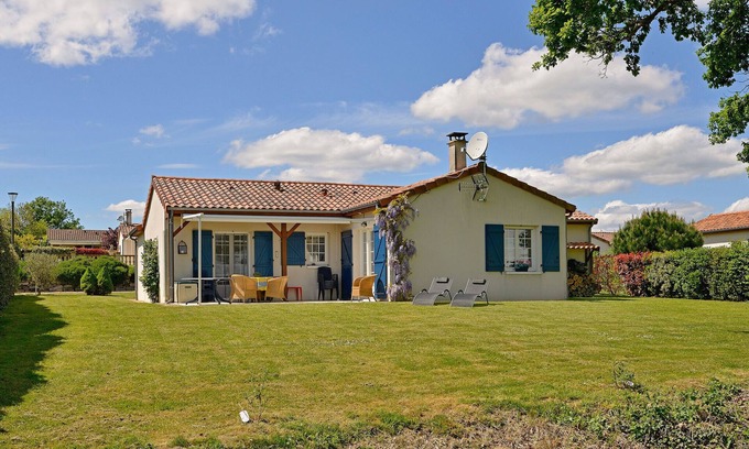 Vasles Villa | Villa con jardín cerca del hermoso campo de golf