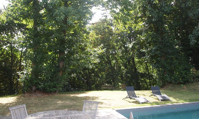 Taden Villa | Villa con piscina climatizada y spa frente al bosque.