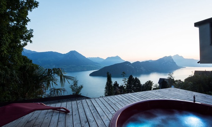 Vitznau Villa | Villa con bañera de hidromasaje con vistas al lago de Lucerna, justo en el teleférico de Rigi.
