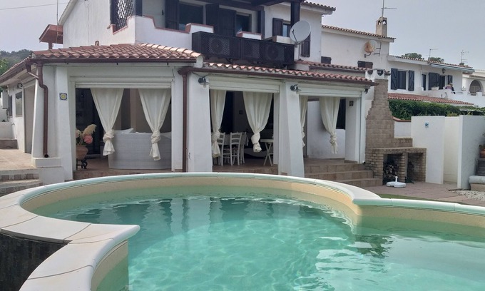 Sarroch Casa | Elegante villa con hermosa terraza cubierta y piscina a menos de 200 metros. del mar y 1 km. de Pula: con ama de llaves.