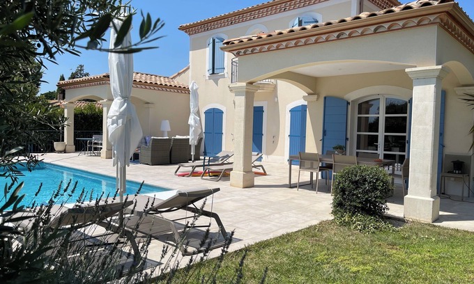 Cournonsec Villa | Villa with infinity pool, 15 minutes from the sea!