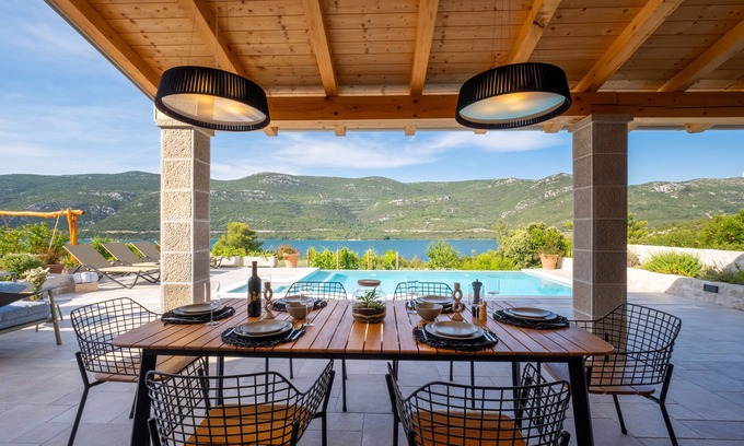 Zaton Doli Villa | Villa with infinity pool and beautiful garden