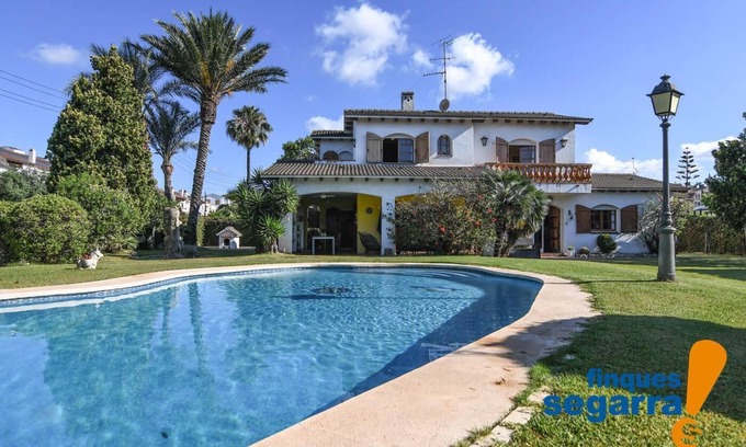 El Roc de Sant Gaieta Casa | Villa con gran jardín y piscina, al lado de la playa