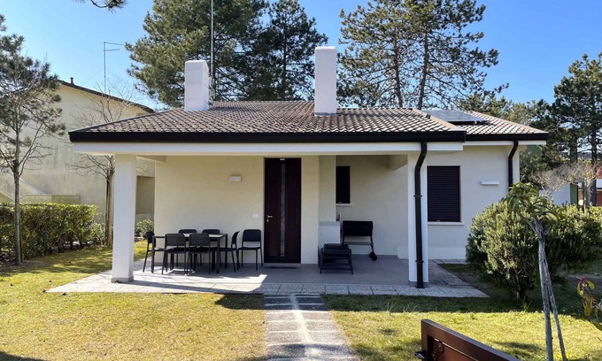 Bibione Villa | Casa vacacional con un jardín grande y piscina